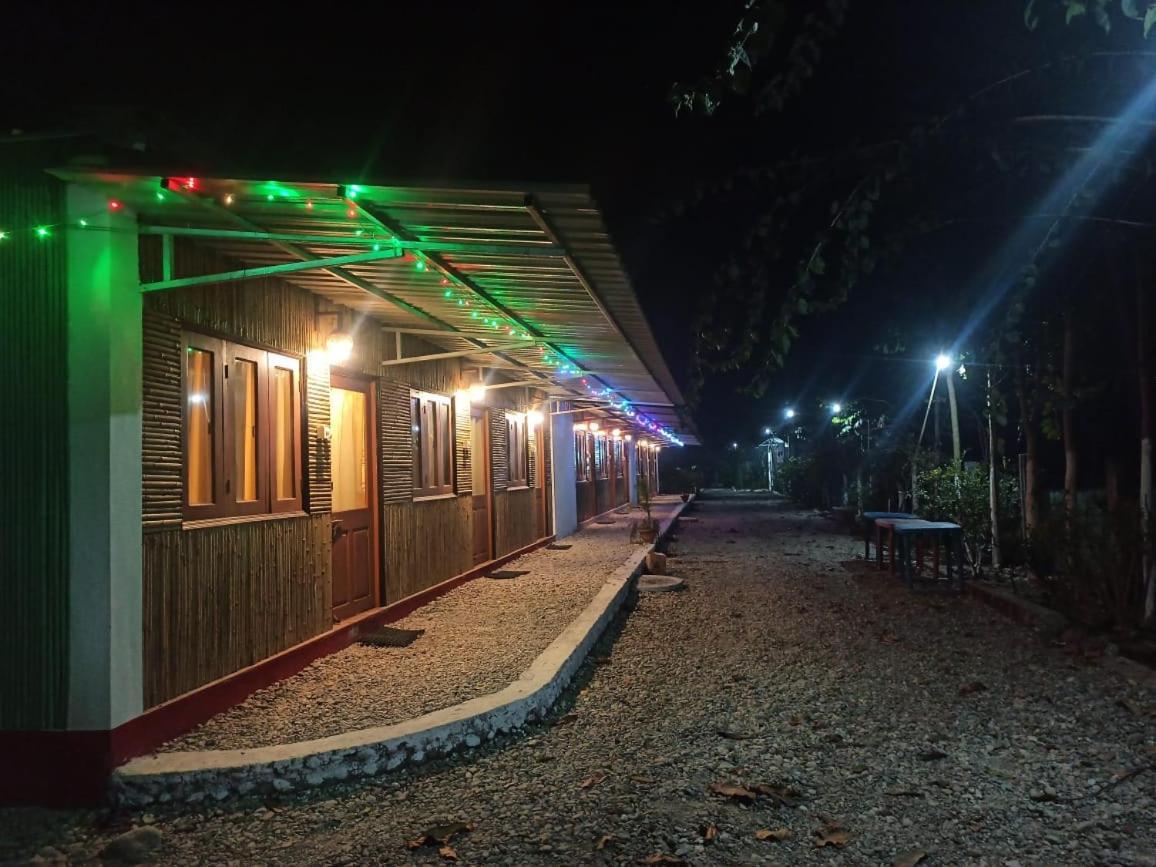 Chālsa Grasshopper Jungle Queen Resort מראה חיצוני תמונה